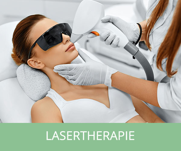 Afbeelding van een vrouw met een beschermende bril op terwijl ze lasertherapie krijgt van Esthetiek Huidtherapie in Nijmegen.